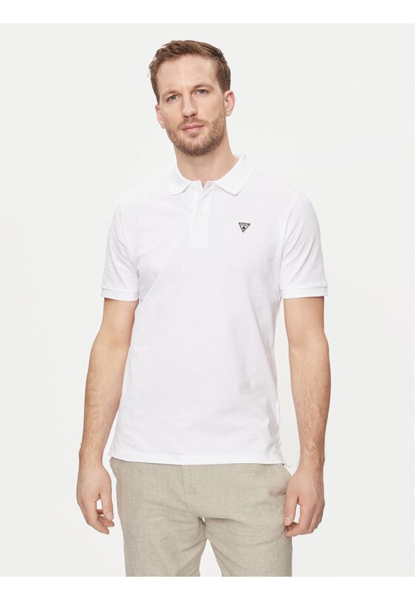 Guess Polo Basic F3GP00 K9WF1 Biały Regular Fit. Typ kołnierza: polo. Kolor: biały. Materiał: bawełna