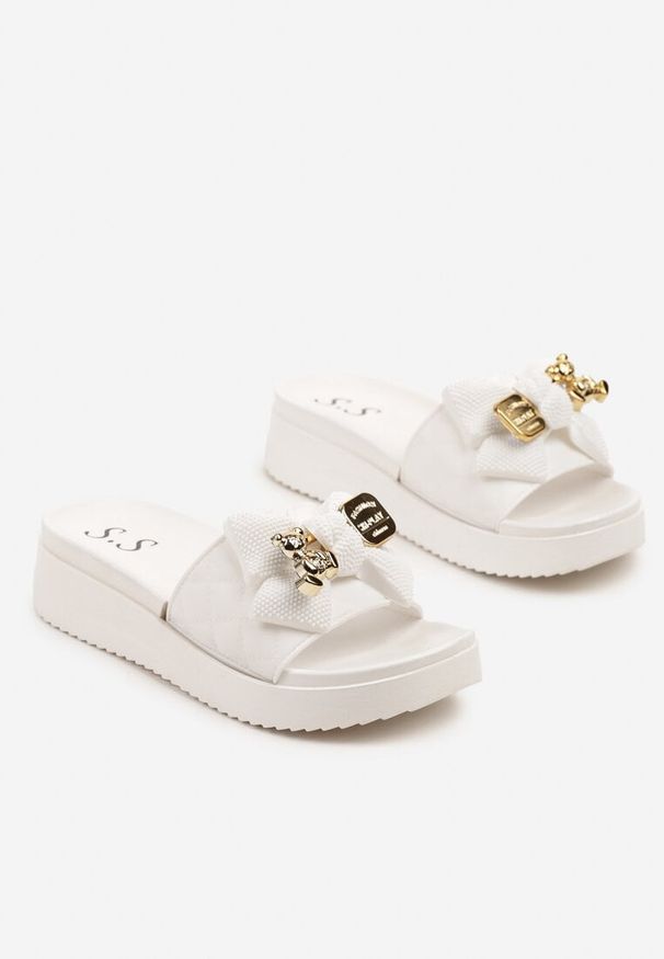 Born2be - Białe Pikowane Klapki na Grubej Podeszwie z Kokardą i Aplikacjami Karseli. Okazja: na co dzień. Kolor: biały. Materiał: jeans. Wzór: aplikacja. Styl: casual