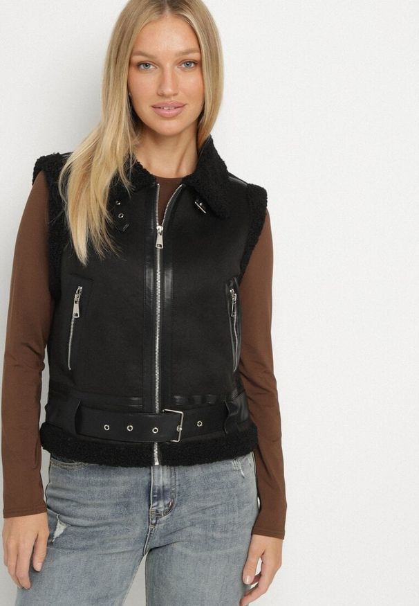 Born2be - Czarna Rockowa Kamizelka z Futerkiem Typu Baranek i Klamerką Tiodora. Okazja: na co dzień. Kolor: czarny. Materiał: futro. Wzór: aplikacja. Styl: rockowy