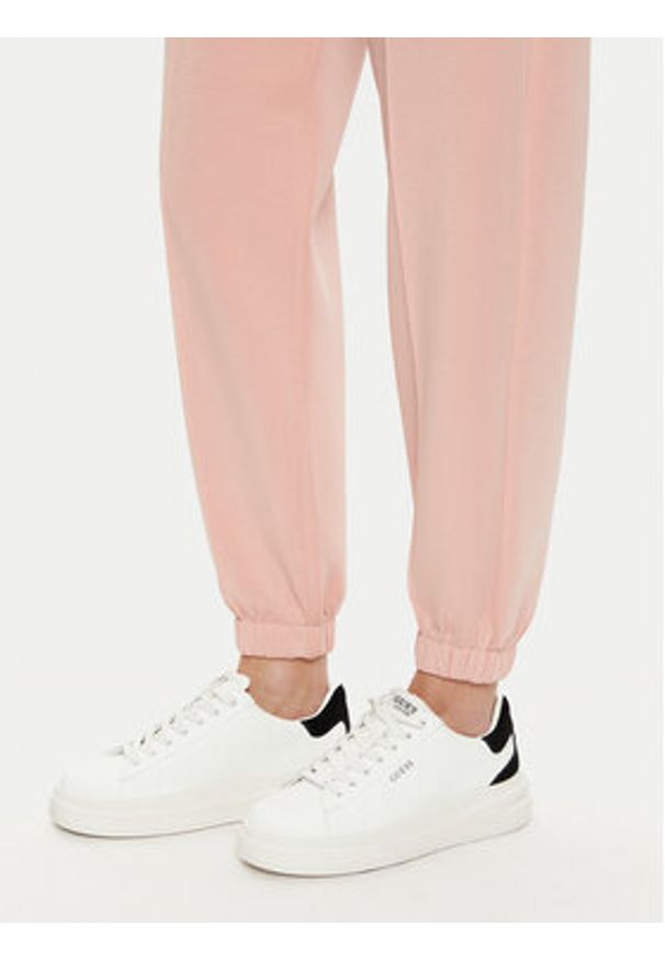 Guess Spodnie dresowe V5RB11 KCAY2 Różowy Regular Fit. Kolor: różowy. Materiał: syntetyk