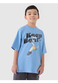 4f - 4F T-shirt oversize z nadrukiem chłopięcy - niebieski 128 (7-8 lat). Okazja: na co dzień. Kolor: niebieski. Materiał: dzianina, bawełna, jersey. Długość rękawa: krótki rękaw. Długość: krótkie. Wzór: nadruk. Sezon: lato. Styl: klasyczny, sportowy, casual
