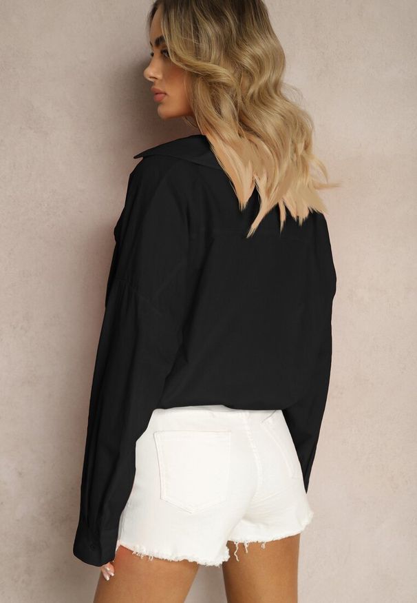 Renee - Czarna Koszula z Bawełny z Dłuższym Tyłem i Gumką z Możliwością Ściągnięcia Sasina. Okazja: na spotkanie biznesowe. Typ kołnierza: kołnierzyk klasyczny. Kolor: czarny. Materiał: bawełna. Długość: długie. Styl: biznesowy, klasyczny