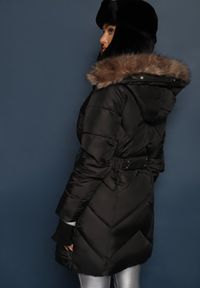 Renee - Czarna Długa Pikowana Kurtka w Stylu Parki z Troczkiem w Pasie i Sztucznym Futerkiem Abelasa. Okazja: na co dzień. Kolor: czarny. Materiał: futro. Długość: długie. Sezon: zima. Styl: klasyczny, casual, street #2