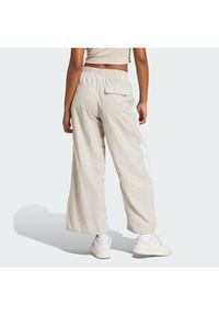 Adidas - adidas Spodnie dresowe Essentials 3-Stripes JC8168 Beżowy Loose Fit. Kolor: beżowy. Materiał: syntetyk #3