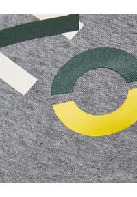 Kenzo - KENZO - Szara koszulka z logo. Kolor: szary. Materiał: bawełna. Wzór: kolorowy #2