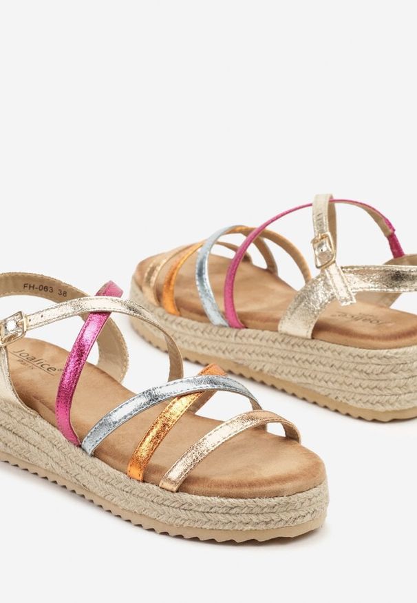 Renee - Złoto-Różowe Sandały z Ozdobną Plecionką Lisanadra. Okazja: na co dzień. Zapięcie: sprzączka. Kolor: złoty. Obcas: na koturnie. Styl: casual