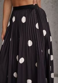 Renee - Czarna Rozkloszowana Spódnica Plisowana High Waist w Groszki Telede. Stan: podwyższony. Kolor: czarny. Długość: krótkie. Wzór: grochy. Styl: retro #3