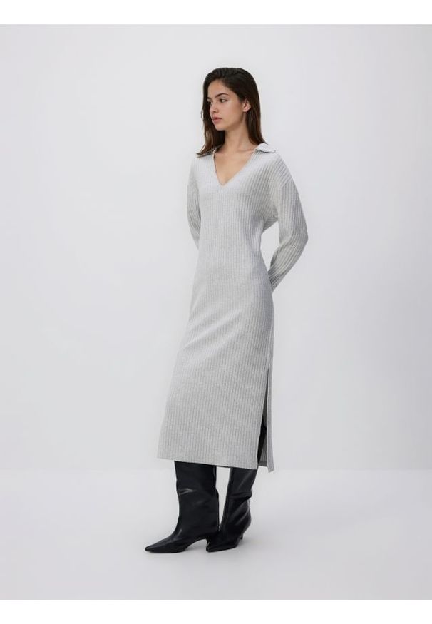 Reserved - Dzianinowa sukienka z wiskozą - jasnoszary. Kolor: szary. Materiał: dzianina, wiskoza. Typ sukienki: proste
