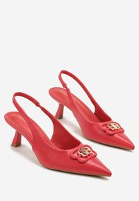 Renee - Czerwone Czółenka Sandały Vices na Kaczuszce Typu Slingback Ozdobione Metaliczną Aplikacją Lilarunea. Okazja: na co dzień. Kolor: czerwony. Materiał: jeans. Wzór: aplikacja. Sezon: lato. Obcas: na szpilce. Styl: casual, elegancki #4