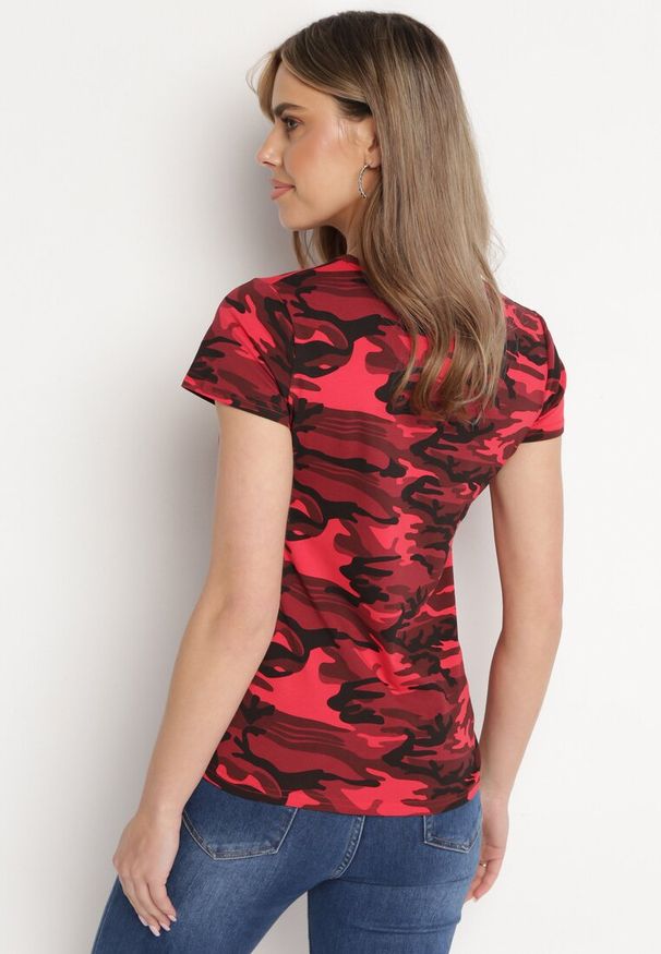 Born2be - Czerwony Bawełniany T-shirt w Moro Navaria. Okazja: na co dzień. Kolor: czerwony. Materiał: bawełna. Wzór: moro. Styl: militarny, casual
