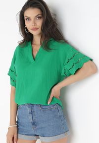 Born2be - Zielona Bluzka z Ażurowymi Rękawami i Kołnierzem Lenzie. Kolor: zielony. Materiał: jeans. Długość: krótkie. Wzór: ażurowy #1