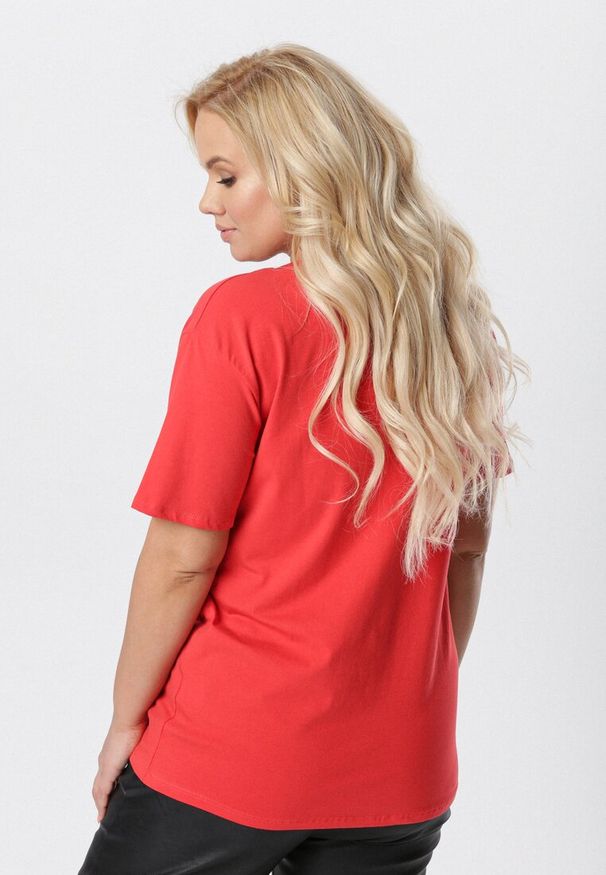 Born2be - Czerwony T-shirt Genilin. Okazja: na co dzień. Typ kołnierza: dekolt w serek. Kolekcja: plus size. Kolor: czerwony. Materiał: jeans. Styl: casual