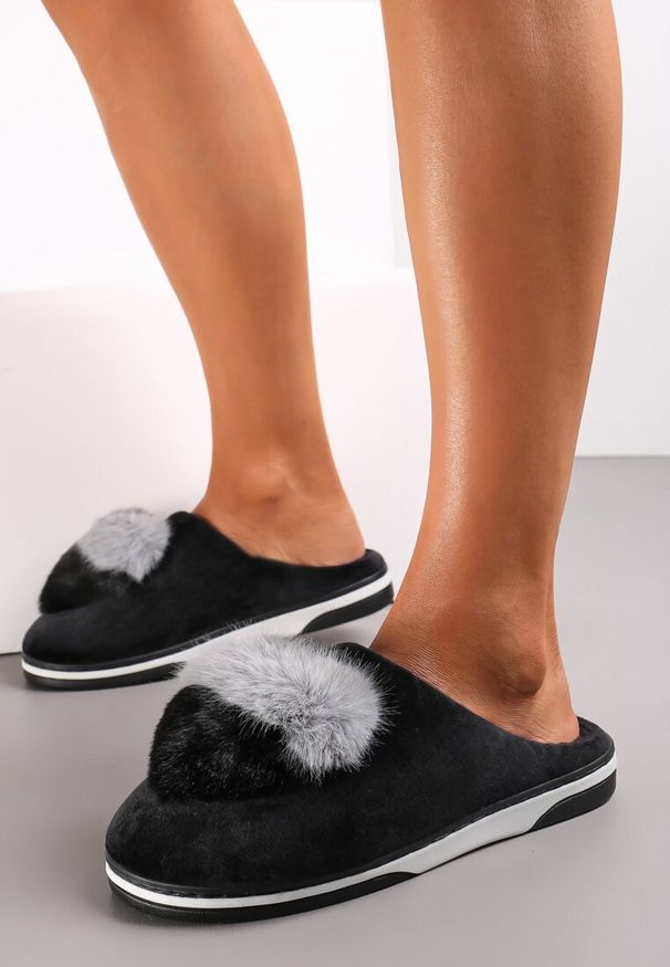 Renee - Czarne Kapcie z Pomponem w Kształcie Serduszka z Futerka Rafima. Okazja: do domu. Kolor: czarny. Materiał: futro. Sezon: zima, wiosna. Obcas: na obcasie. Styl: elegancki. Wysokość obcasa: niski