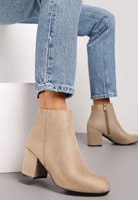 Born2be - Beżowe Botki Sleekness. Nosek buta: okrągły. Zapięcie: zamek. Kolor: beżowy. Szerokość cholewki: normalna. Wzór: gładki. Obcas: na słupku #3