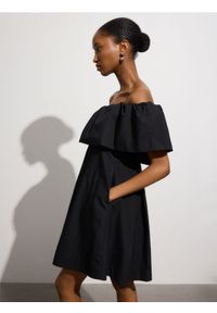Reserved - Sukienka z odkrytymi ramionami - czarny. Kolor: czarny. Materiał: bawełna, tkanina. Typ sukienki: z odkrytymi ramionami #1