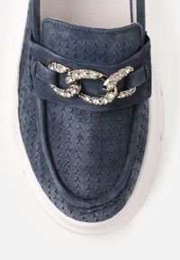 Born2be - Granatowe Skórzane Mokasyny na Grubej Podeszwie Zdobione Perforacją i Łańcuszkiem Ariuk. Okazja: do pracy, na co dzień. Kolor: niebieski. Materiał: skóra. Wzór: aplikacja. Styl: elegancki, casual #5