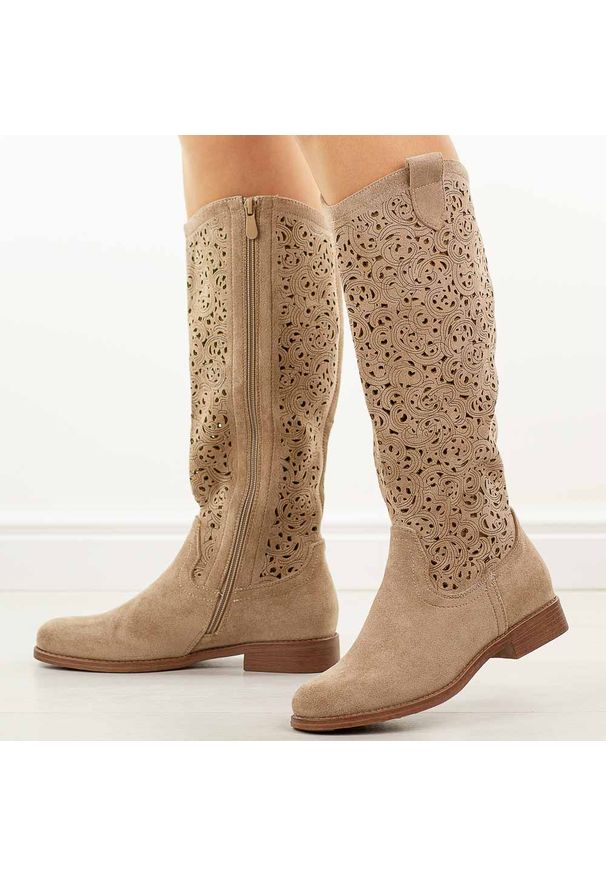Beżowe ażurowe kozaki damskie S.Barski 8023. Okazja: na co dzień. Kolor: beżowy. Szerokość cholewki: normalna. Wzór: ażurowy. Materiał: zamsz. Sezon: wiosna, jesień. Obcas: na obcasie. Styl: casual, elegancki, klasyczny. Wysokość obcasa: niski