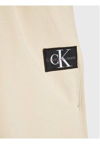 Calvin Klein Jeans Spodnie dresowe IB0IB01505 Beżowy Regular Fit. Kolor: beżowy. Materiał: dresówka, bawełna