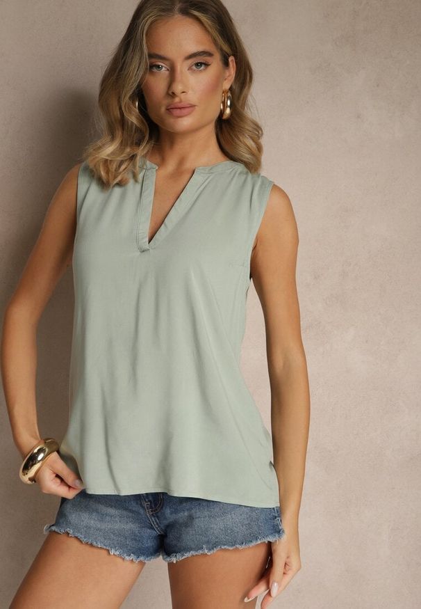 Renee - Zielona Bluzka z Wiskozy z Wycięciem przy Dekolcie Tilenera. Okazja: na co dzień. Kolor: zielony. Materiał: wiskoza. Styl: klasyczny, elegancki, casual