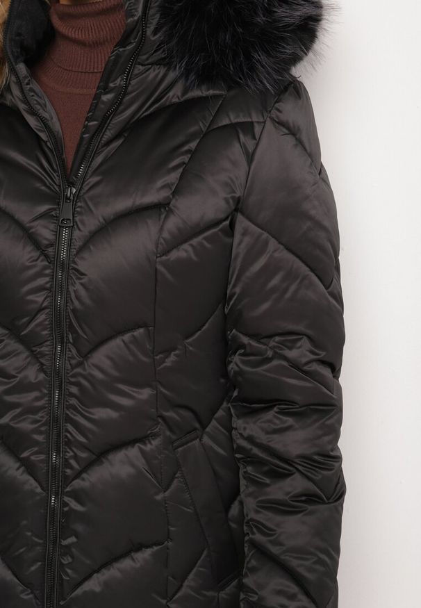 Born2be - Czarna Kurtka Pikowana z Kapturem z Futrem i Szerokimi Ściągaczami Innia. Okazja: na spacer, na co dzień. Typ kołnierza: kaptur. Kolor: czarny. Materiał: futro. Styl: casual, elegancki