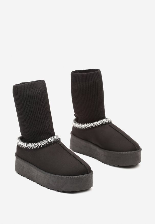 Born2be - Czarne Śniegowce na Platformie ze Skarpetkową Cholewką i Ozdobnym Haftem Zintoria. Okazja: na co dzień. Kolor: czarny. Materiał: dzianina, futro, jeans. Szerokość cholewki: normalna. Wzór: haft. Obcas: na platformie. Styl: casual