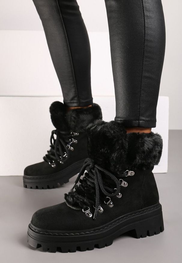 Born2be - Czarne Traperki na Tłoczonej Podeszwie Ozdobione Futerkiem Taiva. Okazja: na co dzień. Kolor: czarny. Materiał: futro. Wzór: aplikacja. Obcas: na płaskiej podeszwie. Styl: casual