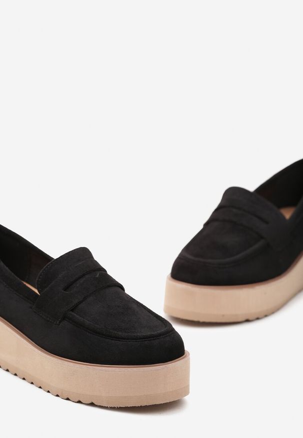 Renee - Czarne Półbuty w Stylu Mokasynów z Imitacji Zamszu na Platformie Vhisper. Okazja: na co dzień, do pracy. Kolor: czarny. Materiał: zamsz. Obcas: na platformie. Styl: elegancki, casual