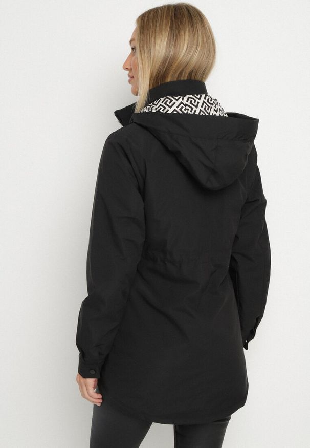 Born2be - Czarna Kurtka Parka z Kapturem z Ozdobną Wyściółką Tiolara. Okazja: na spacer, na co dzień. Typ kołnierza: kaptur. Kolor: czarny. Materiał: jeans. Styl: casual, sportowy