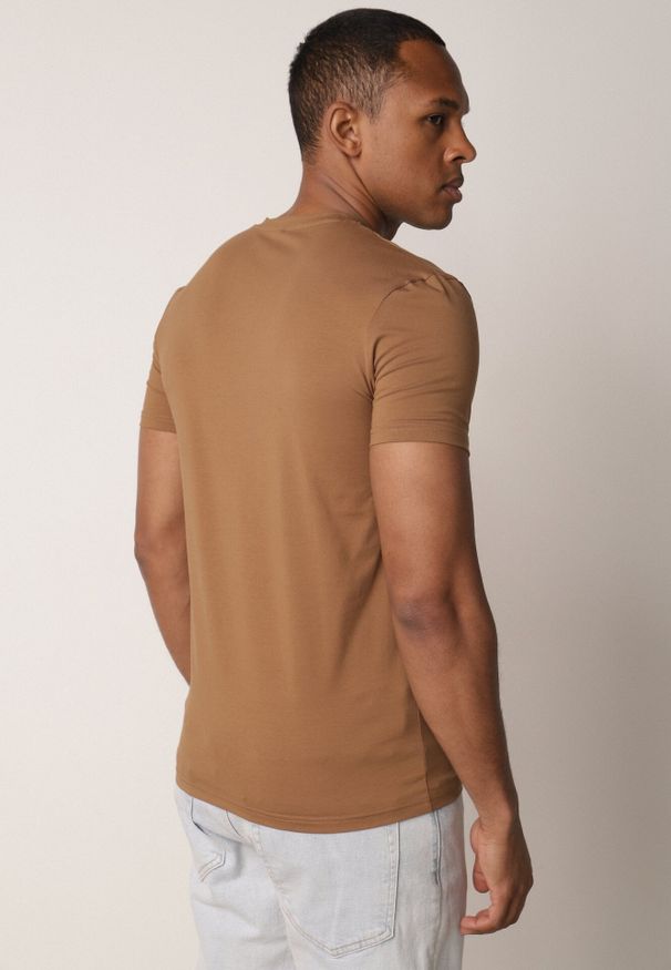 Born2be - Brązowa Koszulka T-shirt z Bawełny z Dekoltem w Serek Rionisse. Okazja: do pracy, do domu. Typ kołnierza: dekolt w serek. Kolor: brązowy. Materiał: bawełna. Styl: elegancki, klasyczny