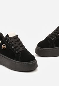 Born2be - Czarne Sneakersy na Platformie z Małą Naszywką Lafenne. Nosek buta: okrągły. Zapięcie: sznurówki. Kolor: czarny. Materiał: materiał. Wzór: aplikacja. Obcas: na platformie. Wysokość obcasa: niski