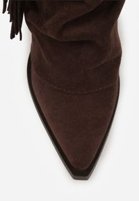 Born2be - Brązowe Botki Typu Kowbojki na Obcasie z Wywiniętą Cholewką i Frędzlami Uemiris. Okazja: na co dzień. Kolor: brązowy. Materiał: skóra, jeans. Szerokość cholewki: normalna. Wzór: gładki. Obcas: na obcasie. Styl: casual. Wysokość obcasa: średni #8