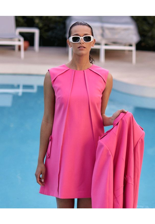 MOTIVE&MORE - Różowa sukienka Tariffa. Kolor: różowy, wielokolorowy, fioletowy. Materiał: materiał, wiskoza. Typ sukienki: z odkrytymi ramionami. Długość: mini