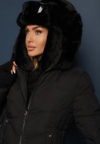 Renee - Czarna Kurtka o Fasonie Płaszcza z Pikowaniem i Futrzanym Kapturem Mavila. Kolor: czarny. Materiał: futro. Długość: długie #4