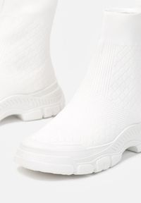 Renee - Białe Sneakersy Auxania. Zapięcie: bez zapięcia. Kolor: biały. Materiał: materiał. Szerokość cholewki: normalna