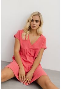 SUKIENKA MADERA MALINOWA S - Flawless. Okazja: na spacer. Kolor: różowy. Materiał: len, wiskoza. Długość rękawa: krótki rękaw. Sezon: lato, wiosna. Typ sukienki: w kształcie A. Długość: mini