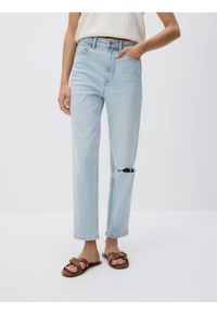 Reserved - Jeansy mom fit z rozcięciem - niebieski. Kolor: niebieski