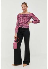 Guess bluzka damska kolor różowy wzorzysta. Okazja: na co dzień. Typ kołnierza: dekolt hiszpanka. Kolor: różowy. Materiał: tkanina. Długość rękawa: na ramiączkach. Styl: casual #4