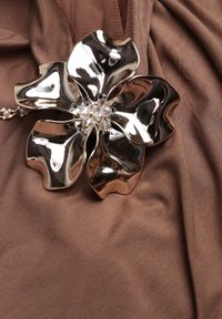 Renee - Brązowy Marszczony Top Halter z Łańcuszkiem i Kwiatem Przy Dekolcie Idivanna. Okazja: na imprezę. Typ kołnierza: dekolt halter. Kolor: brązowy. Materiał: jeans. Wzór: kwiaty. Styl: elegancki #7