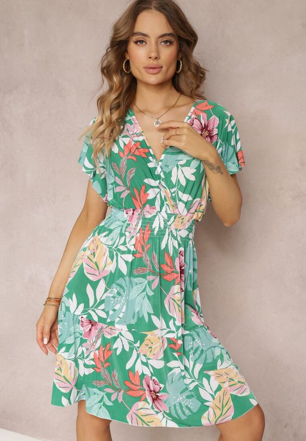 Renee - Zielona Kopertowa Sukienka Mini w Kwiaty z Gumkami w Pasie i Falbanką Kellana. Kolor: zielony. Materiał: tkanina. Wzór: kwiaty. Sezon: lato, wiosna. Typ sukienki: kopertowe. Długość: mini