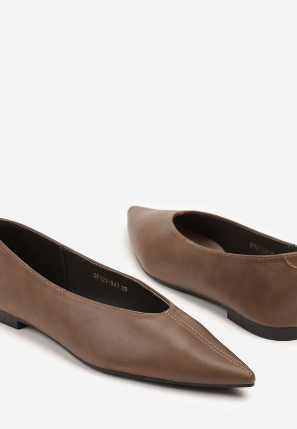 Born2be - Jasnobrązowe Balerinki Vices ze Szpiczastym Noskiem i Wkładką ze Skóry Naturalnej Belvisse. Okazja: na co dzień, do pracy, na spotkanie biznesowe. Nosek buta: szpiczasty. Kolor: brązowy. Materiał: skóra. Sezon: wiosna. Obcas: na obcasie. Styl: biznesowy, klasyczny, casual. Wysokość obcasa: niski