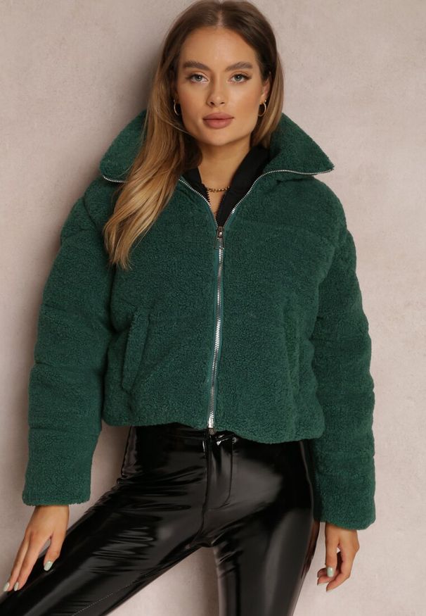 Renee - Zielona Kurtka Futerko Teddy Voicha. Okazja: na co dzień. Kolor: zielony. Materiał: futro. Długość rękawa: długi rękaw. Długość: długie. Styl: wizytowy, elegancki, casual