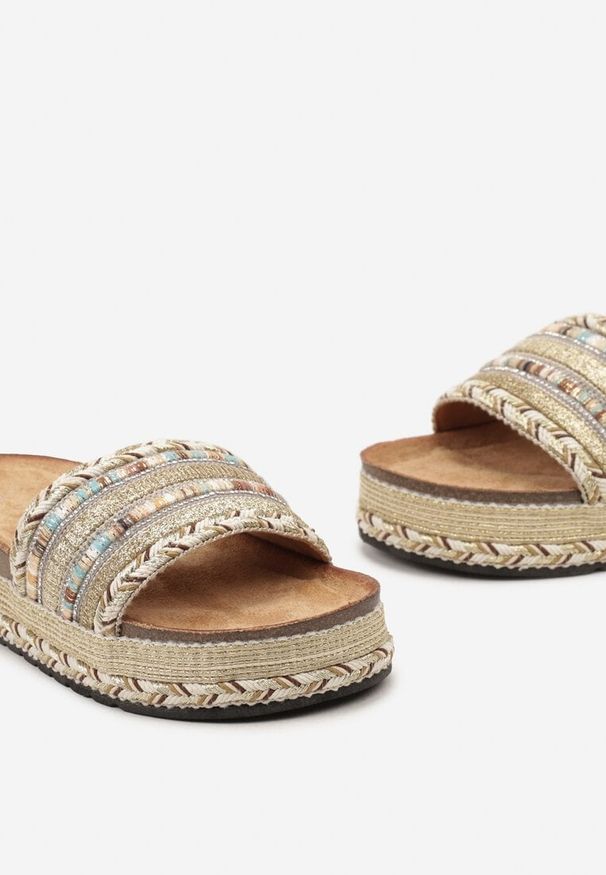 Born2be - Złote Klapki Ozdobione Plecionką w Stylu Boho z Cyrkoniami Danellema. Kolor: złoty. Materiał: materiał, jeans, jedwab. Wzór: aplikacja. Styl: boho