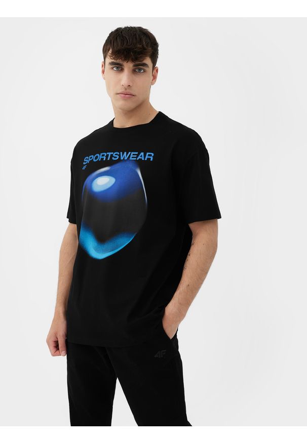 4f - T-shirt oversize z nadrukiem męski. Kolor: czarny. Materiał: bawełna. Wzór: nadruk