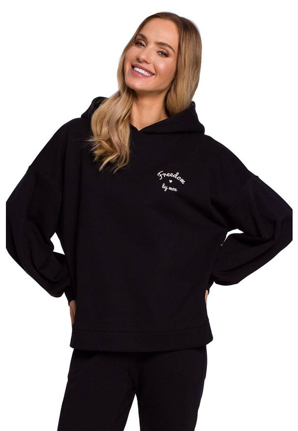 Produkt Polski - Hoodie bluza damska oversize z kapturem czarna. Typ kołnierza: kaptur. Kolor: czarny. Materiał: dzianina, bawełna. Długość: długie. Wzór: haft
