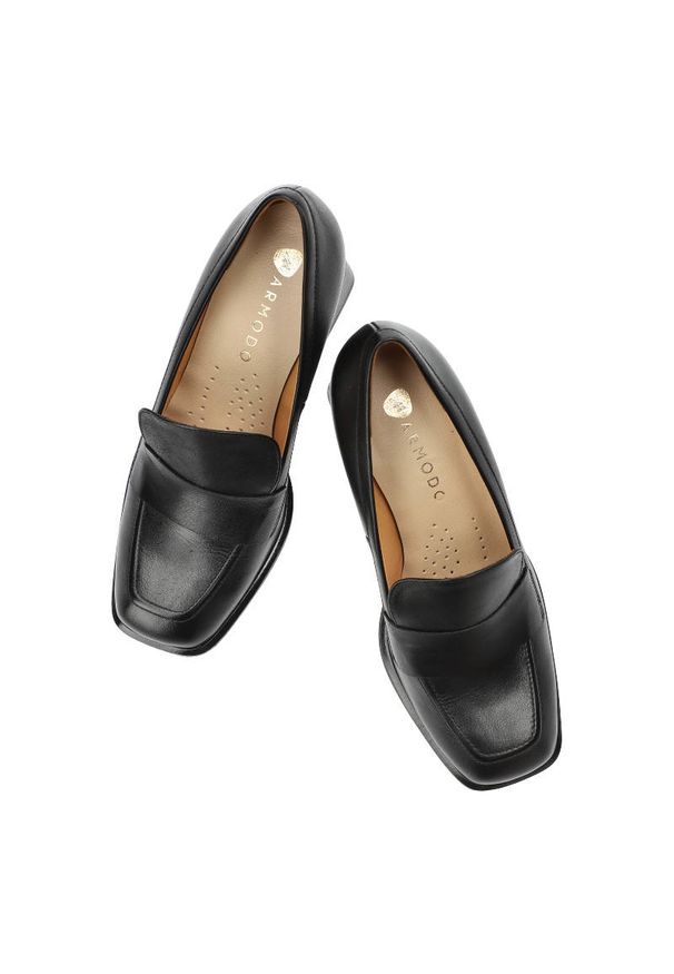 Czarne Półbuty Armodo Damskie Eleganckie Buty. Okazja: na spotkanie biznesowe, do pracy. Zapięcie: bez zapięcia. Kolor: czarny. Materiał: skóra, materiał. Szerokość cholewki: normalna. Obcas: na słupku. Styl: elegancki
