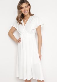 Born2be - Biała Sukienka Rozkloszowana Midi z Kopertowym Dekoltem Mirenal. Okazja: na co dzień. Typ kołnierza: dekolt w kształcie V. Kolor: biały. Materiał: tkanina. Sezon: lato. Typ sukienki: kopertowe. Styl: casual, elegancki. Długość: midi #1
