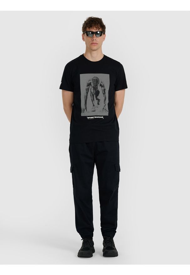 4f - 4F T-shirt regular z nadrukiem męski - czarny XL. Okazja: na co dzień. Kolor: czarny. Materiał: bawełna, materiał. Wzór: nadruk. Styl: casual