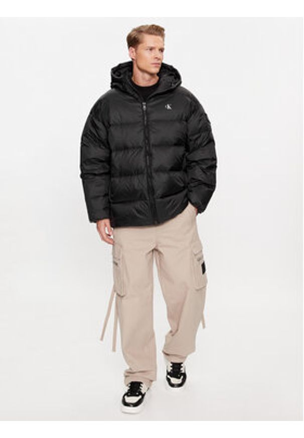 Calvin Klein Jeans Kurtka puchowa J30J324077 Czarny Relaxed Fit. Kolor: czarny. Materiał: syntetyk, puch
