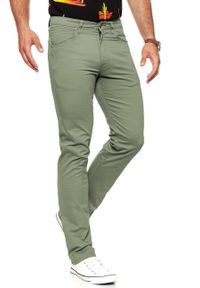 Wrangler - WRANGLER SPODNIE MĘSKIE ARIZONA MOSS GREEN W12OV6330 112126477. Materiał: materiał #10