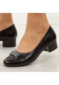 Czarne czółenka damskie na obcasie Jezzi asa200-15. Kolor: czarny. Materiał: skóra. Szerokość cholewki: normalna. Wzór: aplikacja. Sezon: wiosna, jesień, lato. Obcas: na obcasie. Styl: elegancki, klasyczny, wizytowy. Wysokość obcasa: niski #1